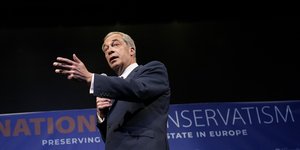 O Νάιτζελ Φάρατζ μιλάει σε συνέδριο ακροδεξιών