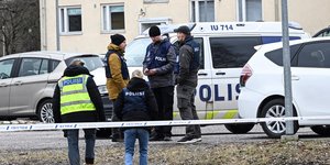 Αστυνομικοί έξω από το σχολείο που άνοιξε πυρ ο 12χρονος στη Φινλανδία