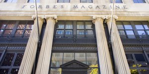 forbes κτιριο κιονες