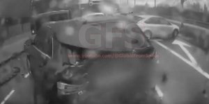 Δευτερόλεπτα μετά τη σύγκρουση του φορτηγού με το αυτοκίνητο στο Λίβερπουλ της Αγγλίας