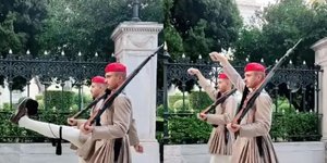 H αλλαγή της προεδρικής φρουράς