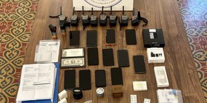 Φυλακές Αυλώνα: Διακινούσαν κινητά και ναρκωτικά