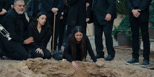 Η «Γη της Ελιάς» επιστρέφει απόψε στους τηλεοπτικούς μας δέκτες με ένα νέο επεισόδιο