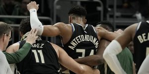 Μεταφέρουν εκτός παρκέ τον τραυματία Γιάννη Αντετοκούνμπο