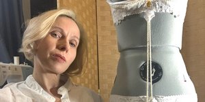 Εθισμένη στον κορσέ: Μια 48χρονη φοράει έναν ατσάλινο για 16 ώρες την ημέρα -Οι συνέπειες στο σώμα της