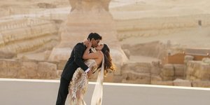 Δισεκατομμυριούχος παντρεύτηκε πρώην παλαίστρια στις πυραμίδες της Αιγύπτου