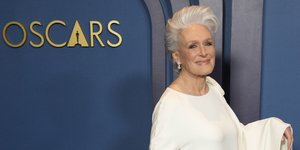 Η Glenn Close με λευκό φόρεμα και γκρίζα μαλλιά