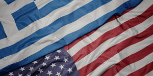 Ελληνική και αμερικάνικη σημαία