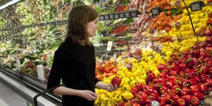 Γυναίκα στο σούπερ μάρκετ