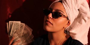 γυναίκα με χρήματα