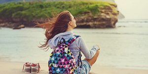 γυναικα χρωματιστη τσαντα θαλασσα