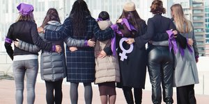 γυναικες πλατη αγκαλια