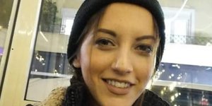 Το θύμα της γυναικοκτονίας έξω από το ΑΤ Αγίων Αναργύρων