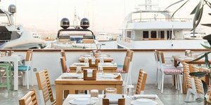 τραπέζια βεράντα λιμάνι κότερα γιοτ ουρανός