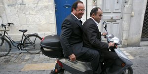 Ο πρώην πρόεδρος της Γαλλίας, Φρανσουά Ολάντ συνεπιβάτης σε σκούτερ