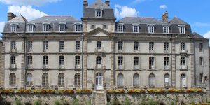 Το Chateau de l'Hermine βρίσκεται κάτω από την αυλή του Hotel Lagorce