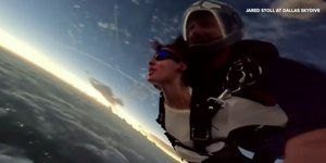 Οι δύο αλεξιπτωτιστές μαγεύτηκαν στη θέα της ηλιακής έκλειψης στη διάρκεια του άλματός τους στο Τέξας