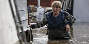 ηλικιωμενη νερο στη μεση