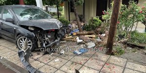 Αυτοκίνητο κατέληξε πάνω σε περίφραξη σπιτιού στην Ημαθία