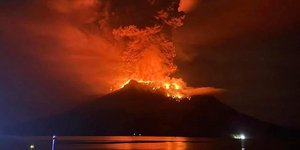 Στιγμιότυπο από την έκρηξη του ηφαιστείου στην Ινδονησία