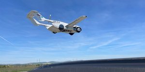 Το AirCar πραγματοποίησε την πρώτη του πτήση με έναν επιβάτη