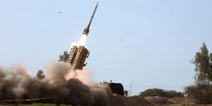 Ο στρατός του Ιράν εκτοξεύει πύραυλο σε άσκηση