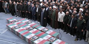 Ο ανώτατος ηγέτης του Ιράν αγιατολάχ Αλί ΧαμενεΪ μπροστά στα θύματα της επίθεσης στο ιρανικό προξενείο στη Δαμασκό