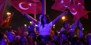 Ξέφρενοι πανηγυρισμοί στη Κωνσταντινούπολη μετά τη μεγάλη νίκη Ιμάμογλου