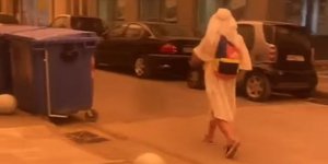 Νεαρός βγήκε στους δρόμους της Καλαμάτας με... κελεμπία λόγω της αφρικανικής σκόνης