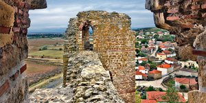 μνημειο μεσα σε καμαρα