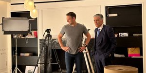 Ο Στέφανος Κασσελάκης δείχνει το σπίτι του στο Κολωνάκι στον Ν. Ευαγγελάτο