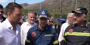 Ο Στέφανος Κασσελάκης συνομιλεί με πυροσβέστες στο Λασίθι
