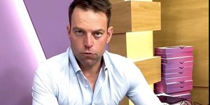 Ο Κασσελάκης φορτίζει τάμπλετ για τις προκριματικές εκλογές του ΣΥΡΙΖΑ