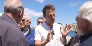 Ο Στέφανος Κασσελάκης στη Πάρο μιλάει με πολίτες