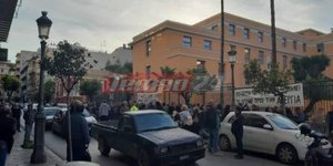 Κατάληψη από 8μηνους εργαζόμενους της Κοινωφελούς Εργασίας στο Δημαρχείο Πατρών 