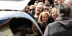 Σπαραγμός στην κηδεία της Κυριακής που δολοφονήθηκε έξω από το ΑΤ Αγίων Αναργύρων