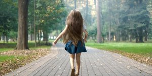 πλατη κοριτσάκι μακρια μαλλια μινι