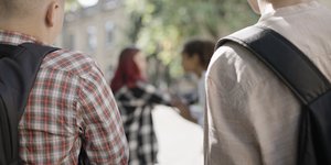 Μαθητές βλέπουν δυο κορίτσια να μαλώνουν