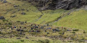 κοσμος σε παδιαδα κατω απο βουνο 