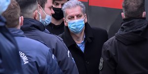 O Τζώρτζης Κουτσολιούτσος ανάμεσα από αστυνομικούς