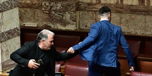 Ο Κ.Φλώρος ενώ βγαίνει από την αίθουσα στη Βουλή -Ακολούθησε ο ξυλοδαρμός του βουλευτή της Ελ.Λύσης