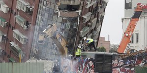 μπουλντοζες διασωστες 