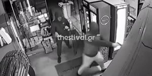 Καρέ-καρέ η δράση των ληστών που ξάφρισαν το ψιλικατζίδικο