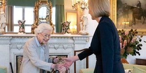 Η βασίλισσα Ελισάβετ υποδέχεται τη Λιζ Τρας