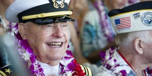 λουλουδια στο λαιμο καπελο