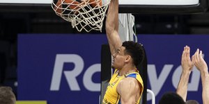 Παίκτης της Μακάμπι καρφώνει