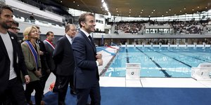 Ο Μακρόν σε ολυμπιακή πισίνα