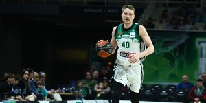 Ο Μάριους Γκριγκόνις με τη φανέλα του Παναθηναϊκού AKTOR