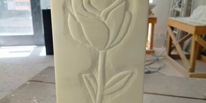 Είστε έτοιμοι να μάθετε τα μυστικά της μαρμαρογλυπτικής; Ο Χαράλαμπος Γεωργίου μάς ξεναγεί στον κόσμο αυτής της τέχνης