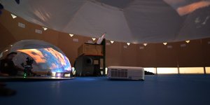 Το εντυπωσιακό σχολικό πλανητάριο που έχει δημιουργηθεί στο 9ο Δημοτικό Σχολείο Κομοτηνής 